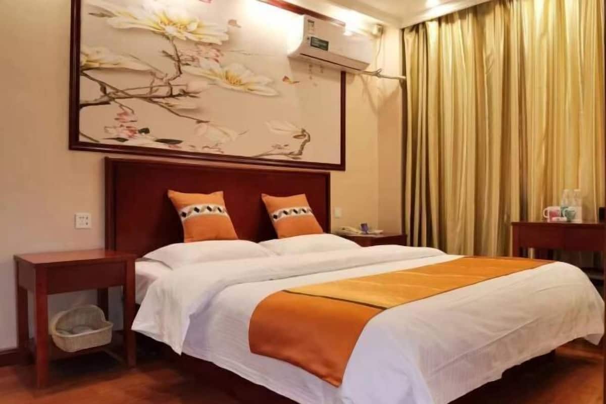 Blackout drapes, iron/ironing board, free WiFi