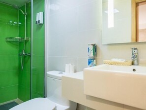 Shower, slippers, towels - Greentree Inn Beijing Houhai Express Hotel (Beijing)