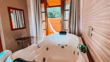Quarto casal romântico, 1 quarto | Banheira de hidromassagem