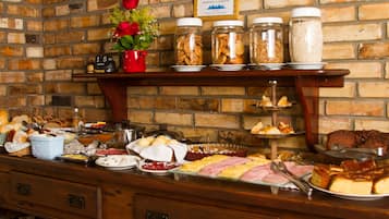 Café da manhã completo grátis todos os dias