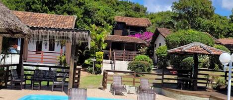 2 piscine all'aperto, lettini