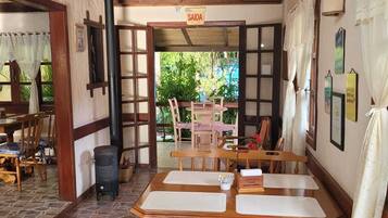 Café da manhã completo grátis todos os dias