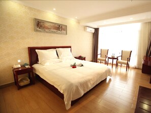 Desk, free WiFi, bed sheets - GreenTree Business Inn HuiZhou South Railway Station DanShui RenMin Road Business Hotel (Huizhou)