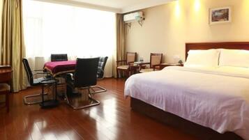 Habitación doble superior | Cortinas blackout, tabla de planchar con plancha y wifi gratis