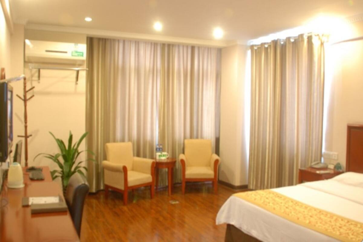 Cortinas blackout, tabla de planchar con plancha y wifi gratis