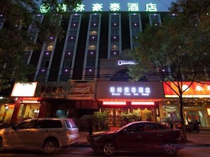 住宿正面 - 傍晚/夜晚