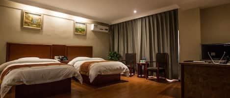 Caja de seguridad en la habitación y cortinas blackout