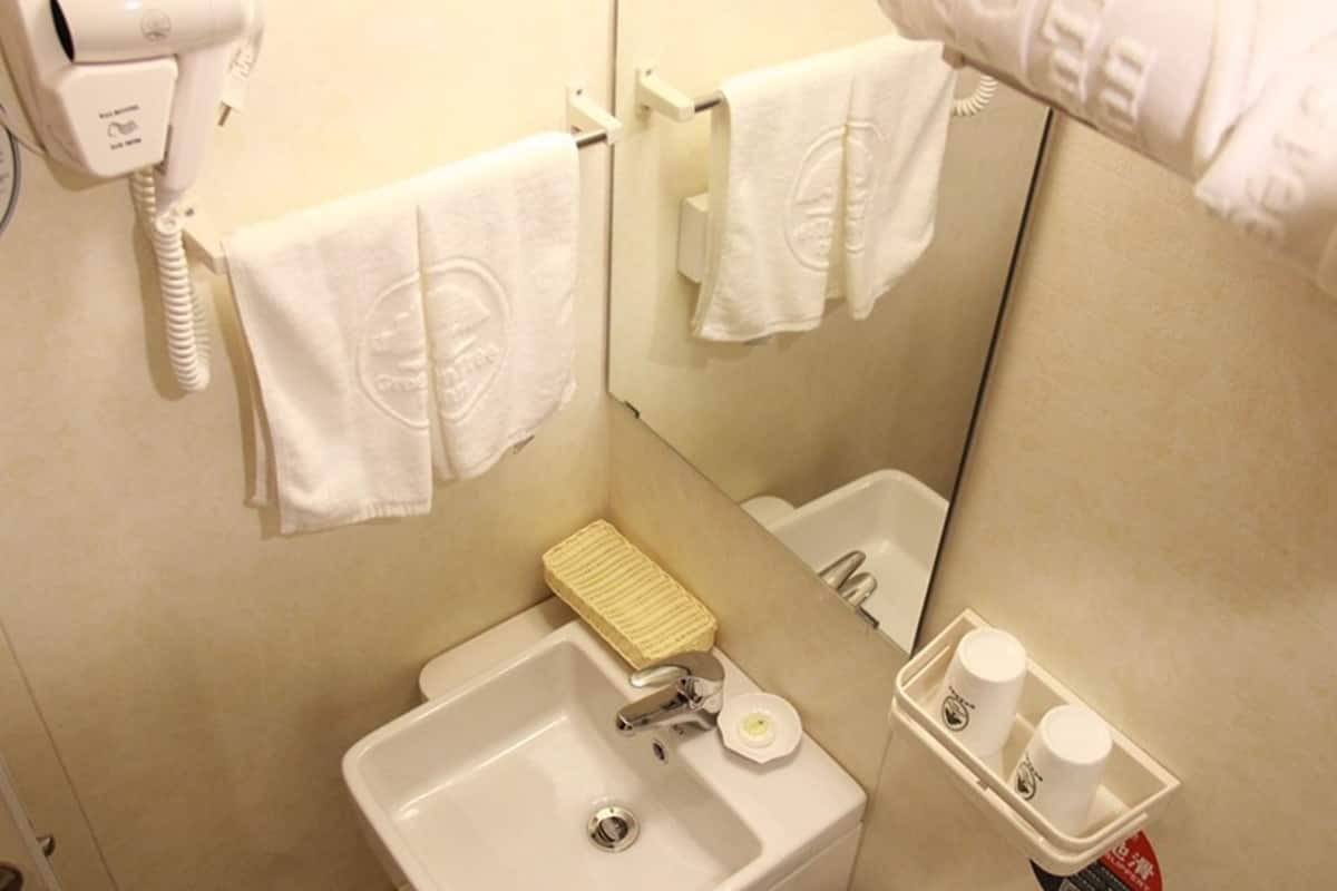Douche, articles de toilette gratuits, sèche-cheveux, chaussons