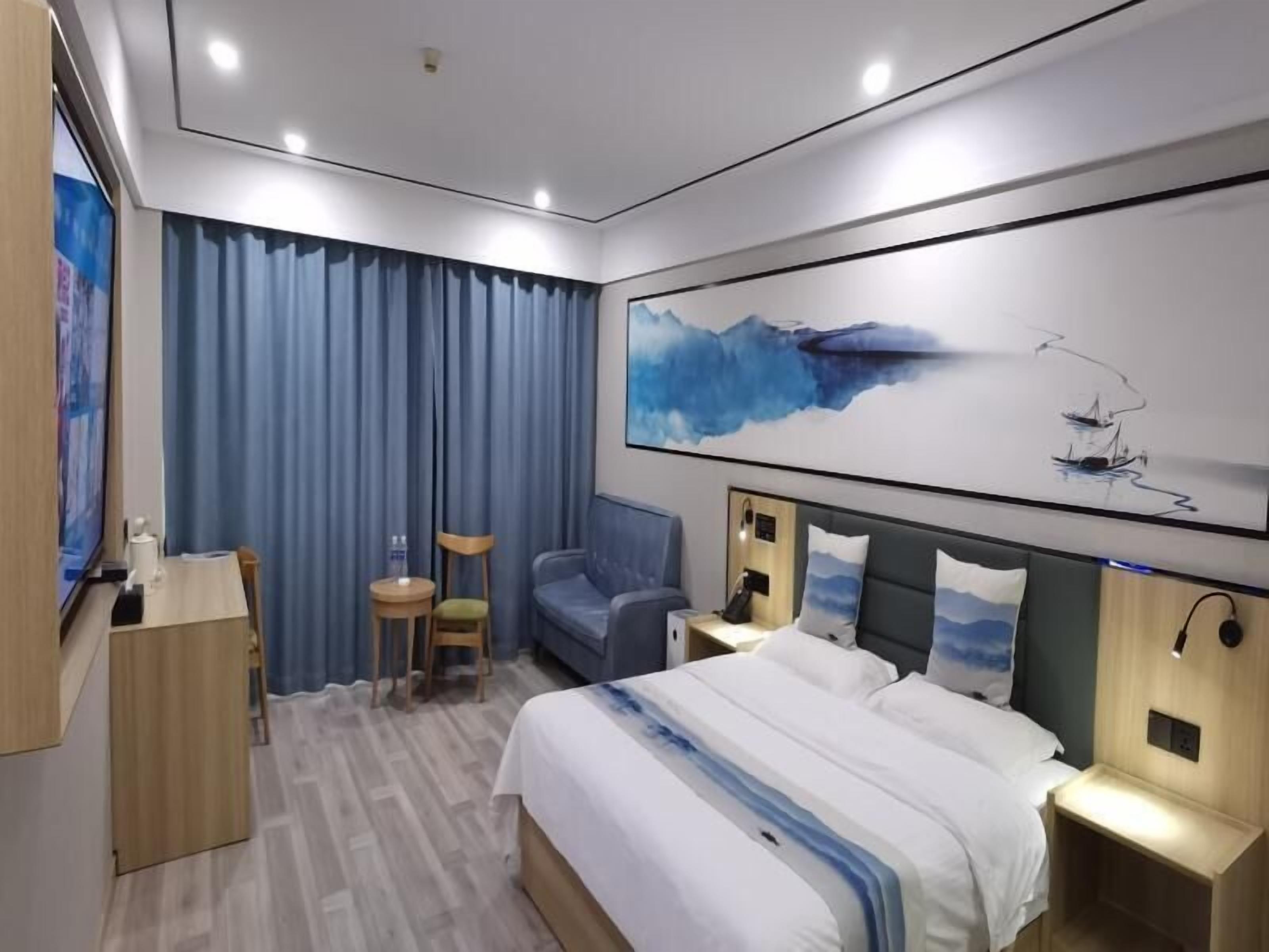 خزنة داخل الغرفة وستائر تعتيم  ومكواة/لوح كي وواي فاي مجانًا