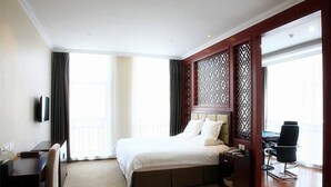 A hotel room with a large bed, a desk, a chair, and a TV. - GreenTree Inn Shaoxing Keqiao Xingyue Road Zhongqing Building Hotel (Shaoxing)
