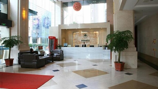 A spacious lobby with a reception desk, seating area, and large windows. - GreenTree Inn Shaoxing Keqiao Xingyue Road Zhongqing Building Hotel (Shaoxing)