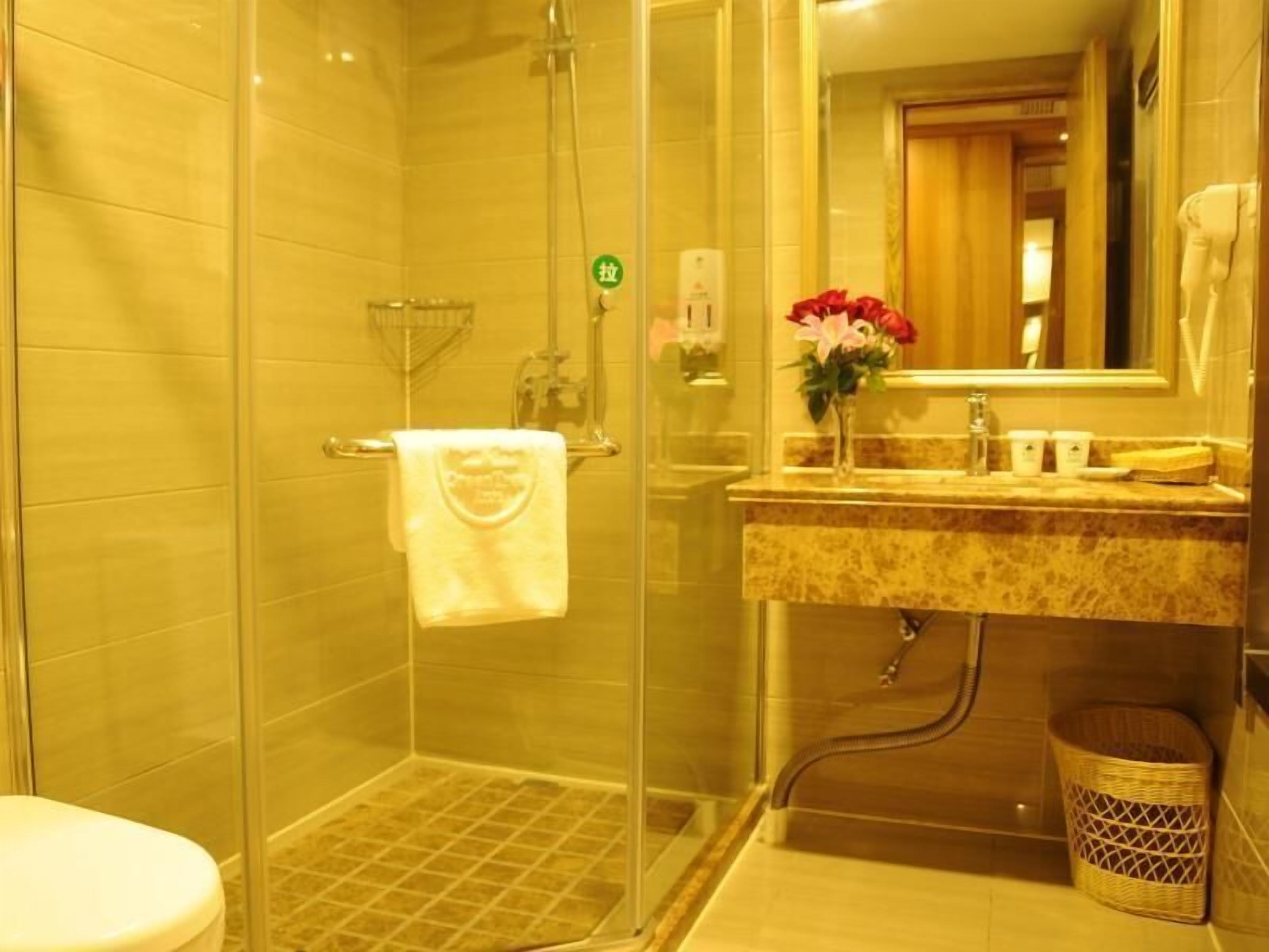 Shower, perlengkapan mandi gratis,  dan handuk