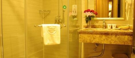 Dusche, kostenlose Toilettenartikel, HandtĂŒcher