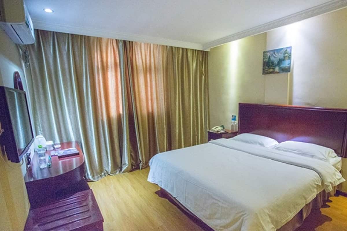 Blackout drapes, iron/ironing board, free WiFi