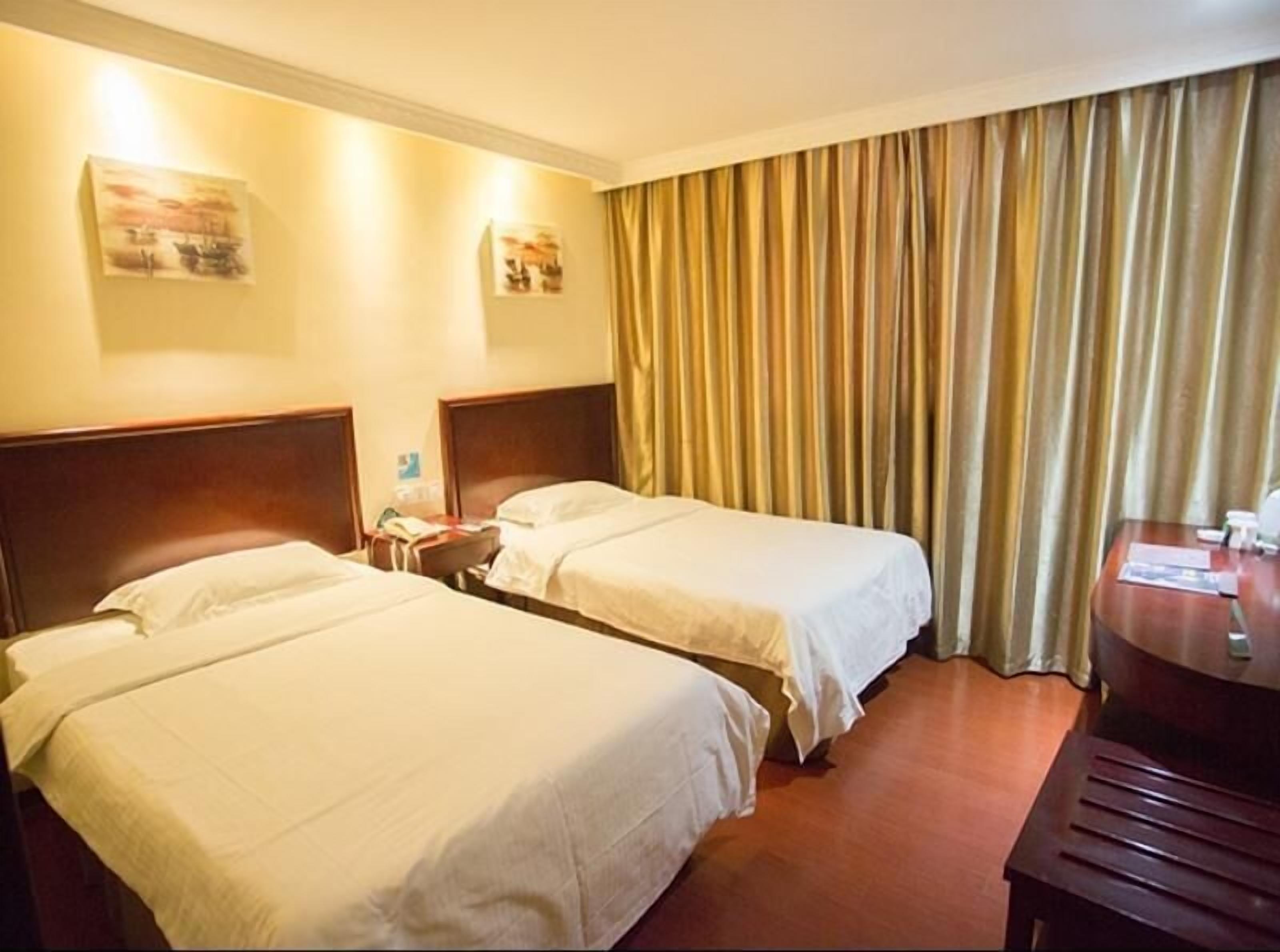 Rideaux occultants, fer et planche à repasser, Wi-Fi gratuit