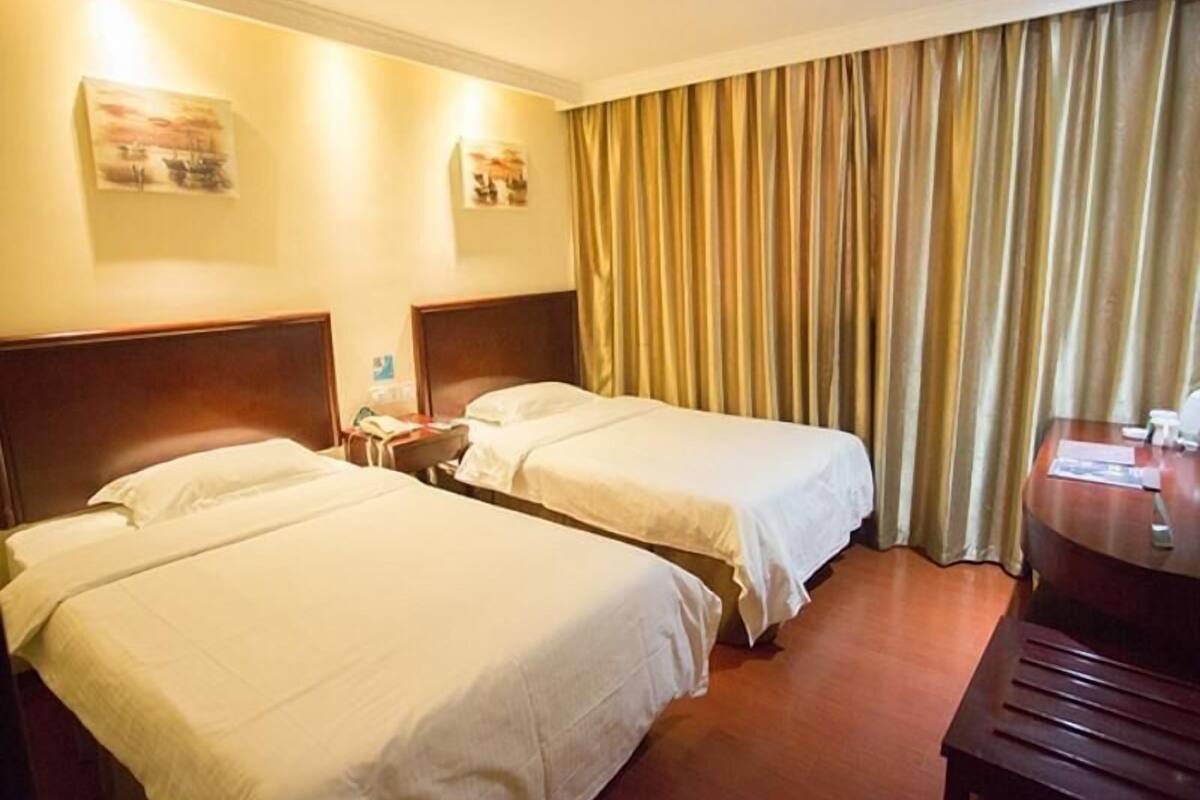 Rideaux occultants, fer et planche Ă repasser, Wi-Fi gratuit