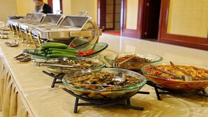 Una mesa de buffet con diversos platos y cubiertos.