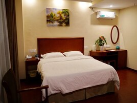 Cofres nos quartos, cortinas blackout, ferros/tábuas de passar roupa