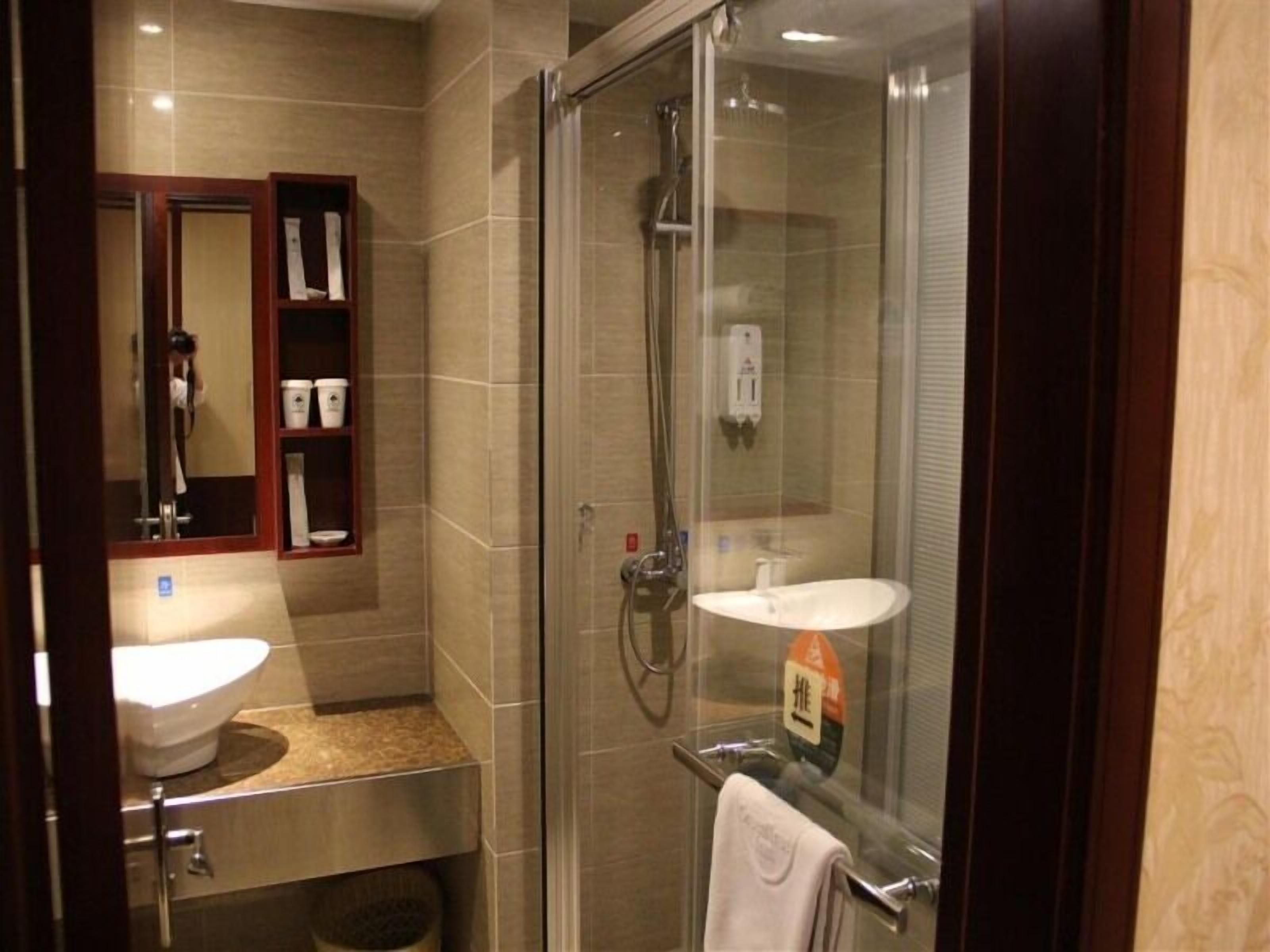 Shower, free toiletries, towels