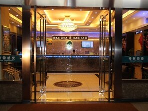 A hotel reception area with a chandelier, a reception desk, and a digital screen. - GreenTree Inn Nantong Tongzhou Shiji Avenue Jianghaihuangdu Express Hotel (Nantong)