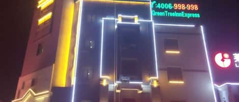 Mặt tiền nơi lưu trú - ban đêm