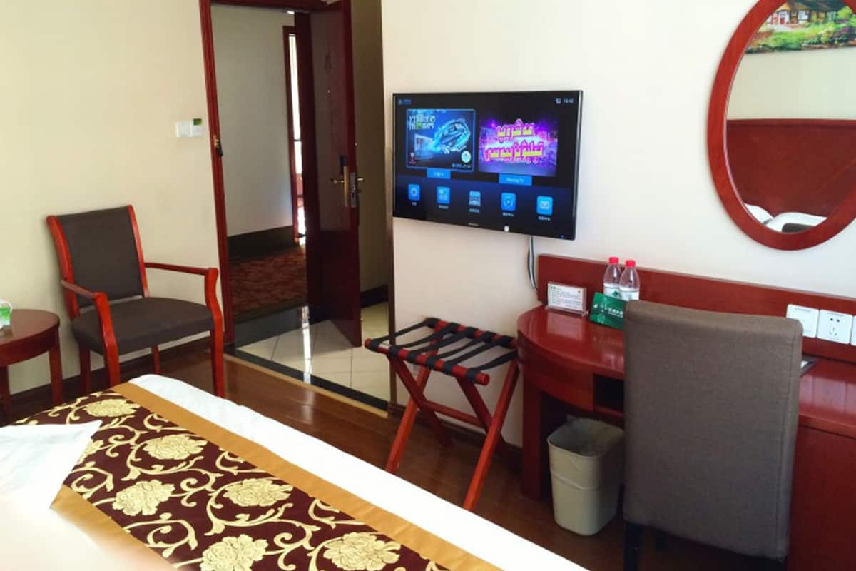Double Room | Blackout drapes, iron/ironing board, free WiFi