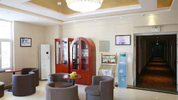 Coin salon dans le hall