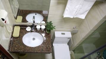 Ducha, artículos de tocador gratuitos, secador de pelo, pantuflas