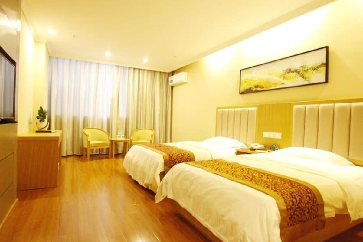 Caja de seguridad en la habitación y cortinas blackout