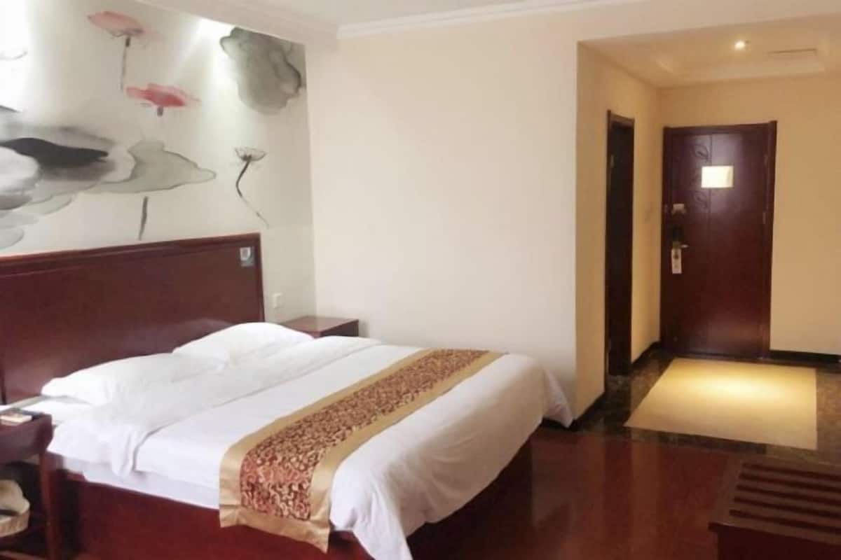 In-room safe, blackout drapes, iron/ironing board, free WiFi