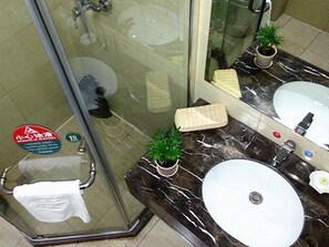 Douche, articles de toilette gratuits, sèche-cheveux, chaussons