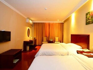 In-room safe, blackout drapes, iron/ironing board, free WiFi - GreenTree Inn Lianyungang Donghai New Bus Station Express Hotel (Lianyungang)