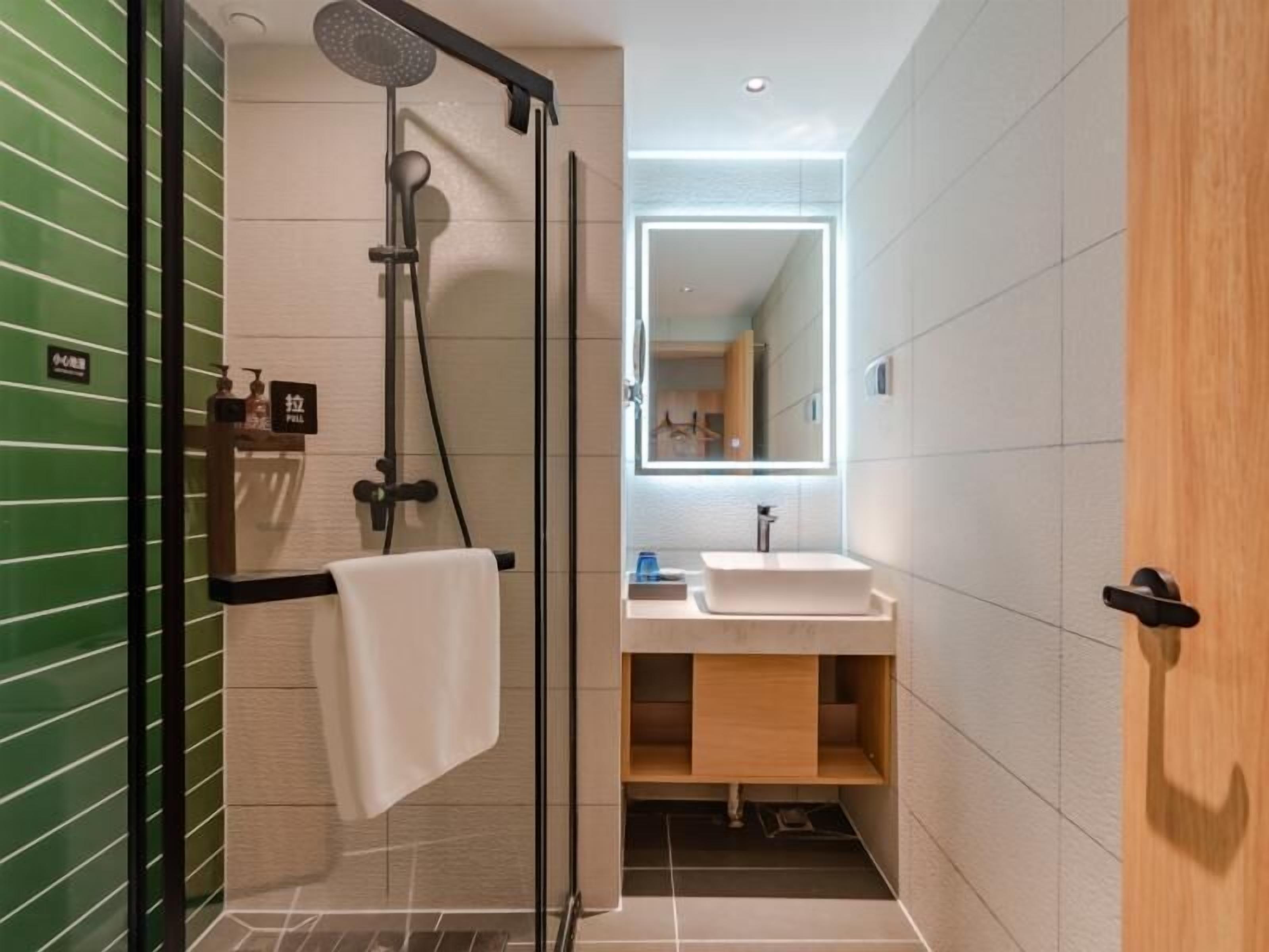 Shower, free toiletries, towels