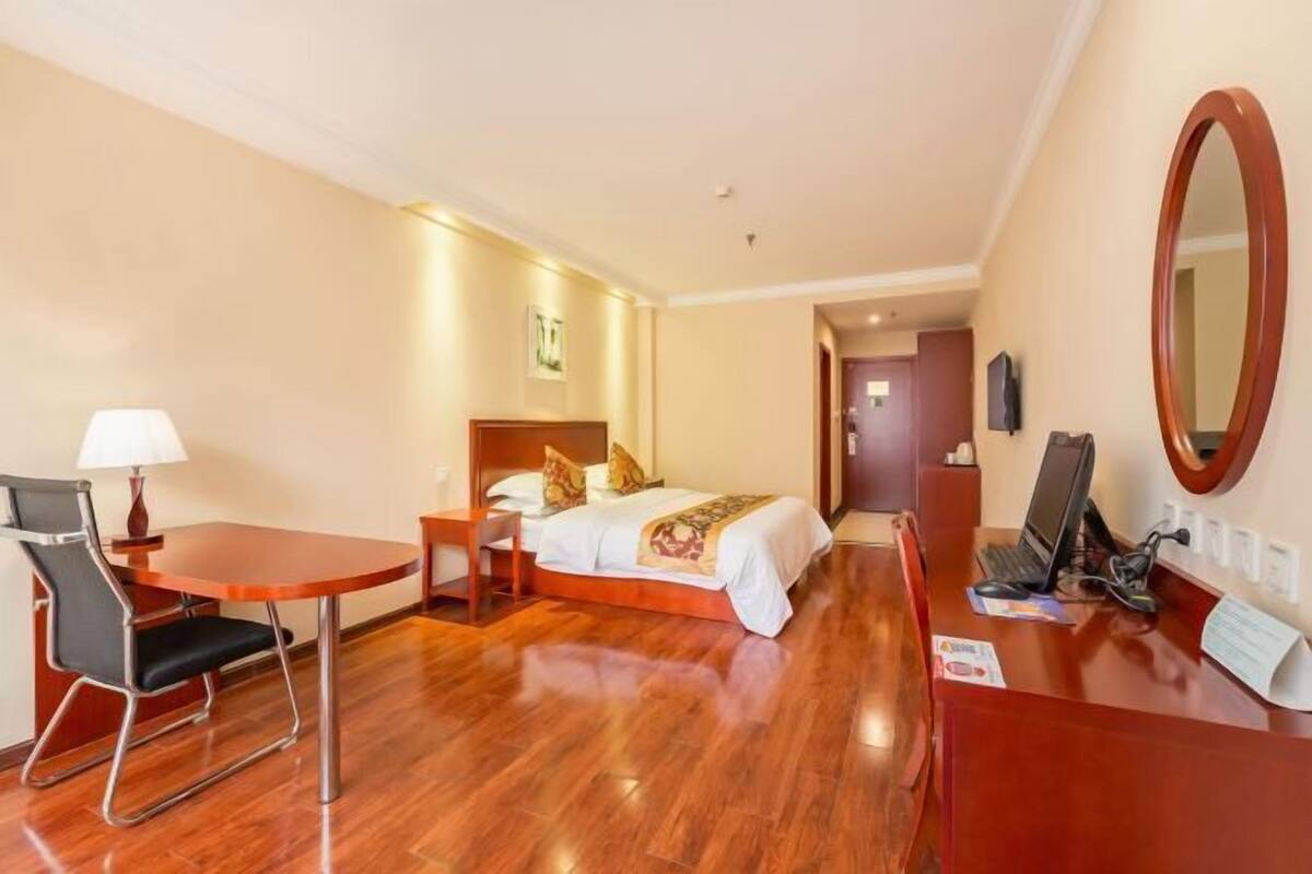 Cortinas opacas, tabla de planchar con plancha, wifi gratis