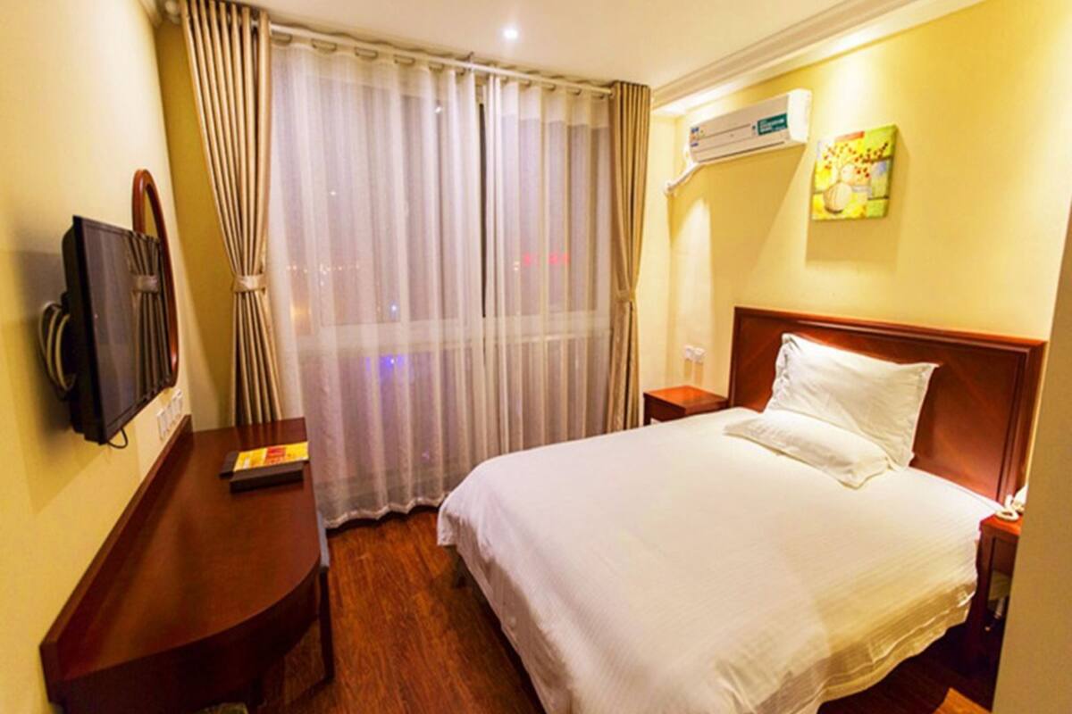 Cortinas opacas, tabla de planchar con plancha, wifi gratis