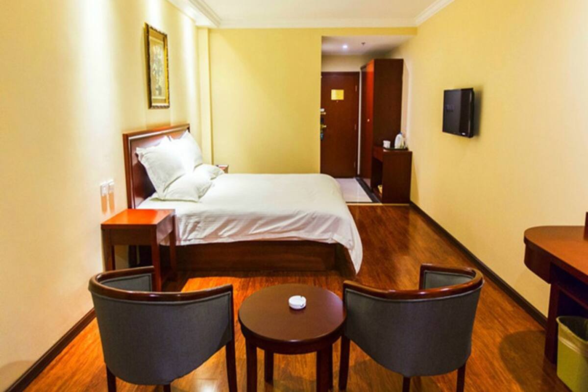 Cortinas opacas, tabla de planchar con plancha, wifi gratis