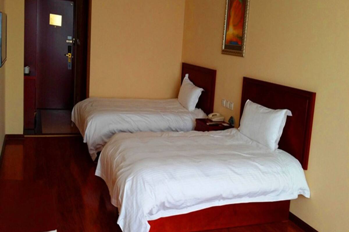 Cortinas opacas, tabla de planchar con plancha, wifi gratis