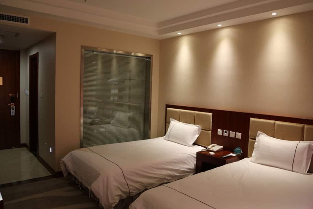 Blackout drapes, WiFi (free)