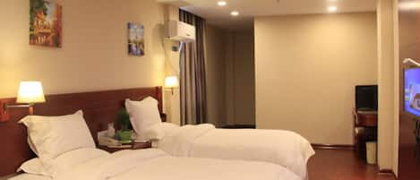 Ein Hotelzimmer mit zwei Betten, einem Fernseher und einem Gemälde an der Wand.