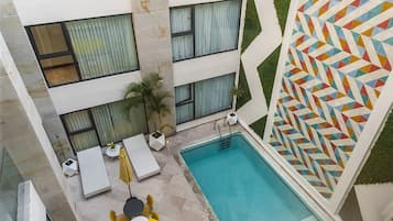 Kolam renang terbuka, dibuka dari pukul 9:00 hingga 21:00, payung kolam