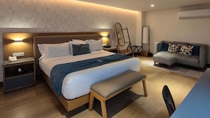 Une chambre à coucher moderne avec un lit, des tables de chevet, un bureau et une chaise.