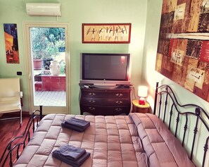 Comfort-Dreibettzimmer, eigenes Bad (external) | Hochwertige Bettwaren, Minibar, kostenloses WLAN, Bettwäsche
