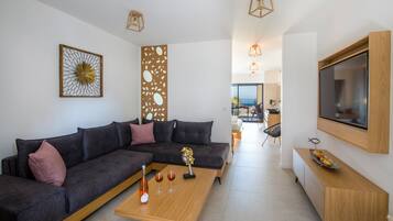 Executive Suite | Premium bedding, in-room safe, individually decorated, blackout drapes