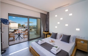Chambre luxueuse double, terrasse, vue sur la mer | Literie de qualité, coffre-fort, décor unique, rideaux d’obscurcissement