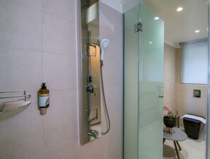 Executive-sviitti | Kylpyhuone | Suihku, sadesuihkupää, ilmaiset hygieniatuotteet, hiustenkuivaaja