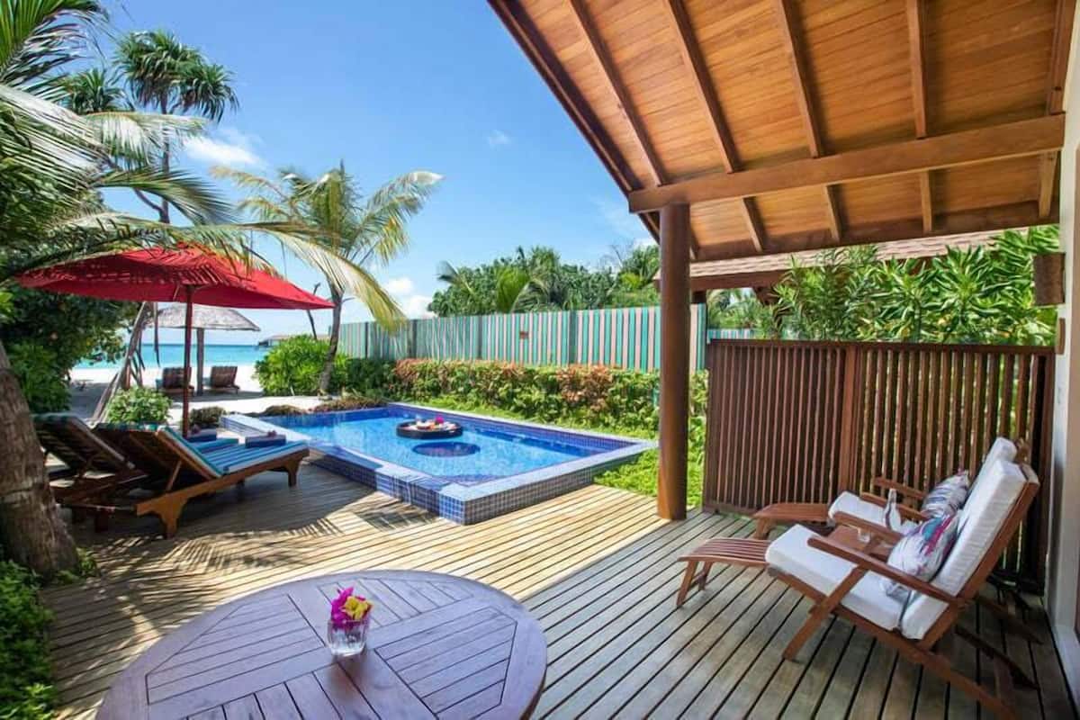 Deluxe Beach Pool Villa With One Floating Breakfast | 1 dormitorio, edredones de plumas, minibar y caja fuerte