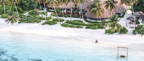 Plage, sable blanc, chaises longues, parasols