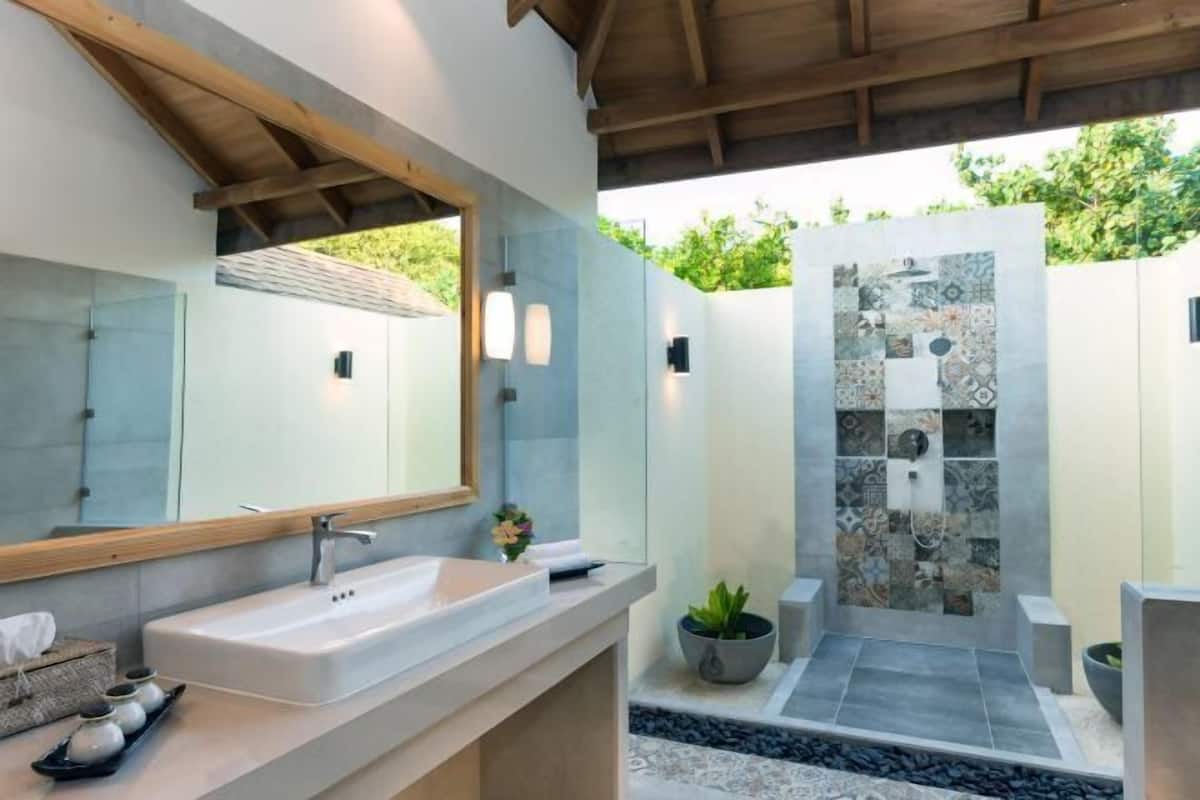 Baño | Artículos de higiene personal gratuitos, secador de pelo y albornoces