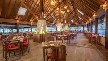 5 restaurantes, se sirven desayunos, comidas, cenas y cocina india