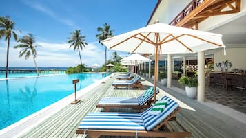 Udendørs pool, parasoller, liggestole